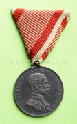 Medaile Za statečnost F. J. I. stříbrná medaile I. třída se stuhou