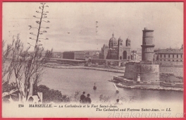 Marseille - La catehédrale et le Fort Saint - Jean
